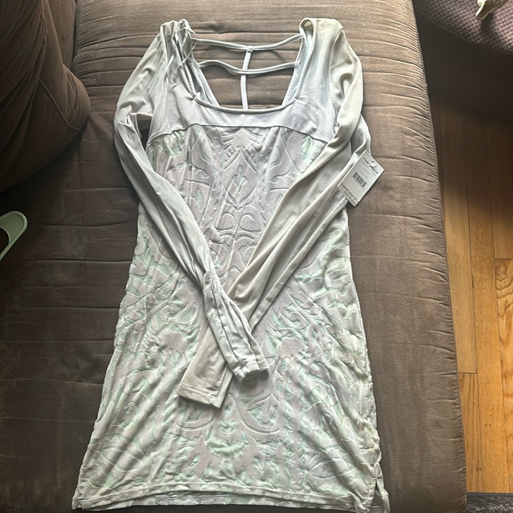 NWT beautiful sliver/light sage green velvet Free People dress 🩵🤍
